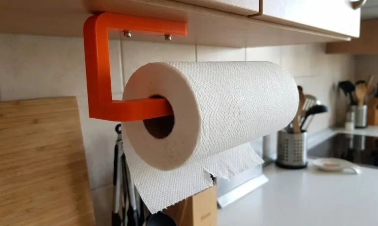 Pomarańczowy uchwyt na ręcznik papierowy z druku 3D pod szafką kuchenną
